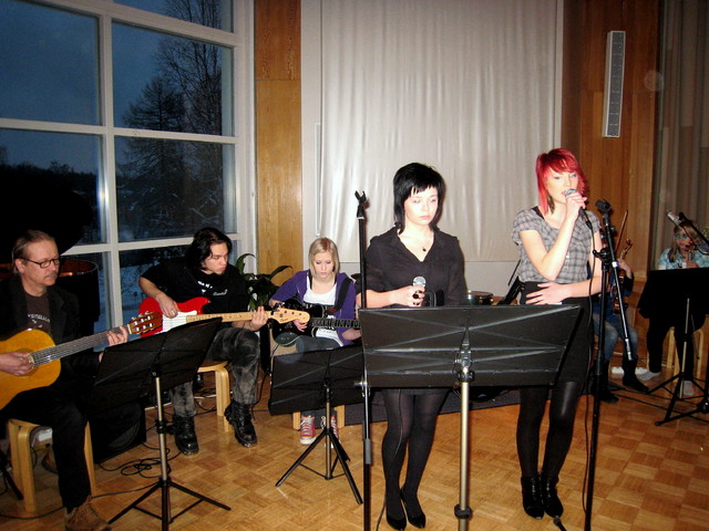 Mona Steffansson ja Ella Närhi tulkitsevat kappaletta  "Kulkuriveljeni Jan" laulajien Rautavaara -konsertissa 11.2.2010