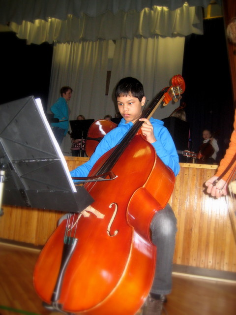 Kontrabasisti Niko Ruppert sooloilee koulukonsertissa maaliskuussa 2011