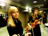 Elsa Mäkelä (vas.) ja Siiri Seppälä Adventin aikaan -konserttitunnelmissa Hietaman kirkossa 28.11.2012