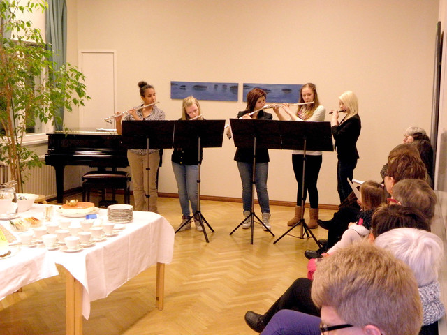 Huilukvintetti esiintymässä Äänekosken Taidemuseolla Sirpa Hasan batiikkinäyttelyn avajaisissa 24.1.2013