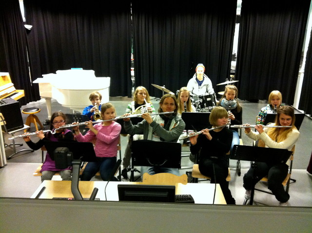 Laukaan Puuskupoppoo -orkesteri keikalla Sydän-Laukaan yläkoulun liikuntapäivätapahtumassa 21.2.2013