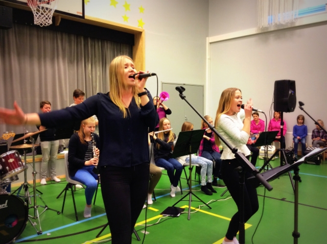 Alacombo feat. Katja Kekki (vas.) ja Ellinoora Janhonen 17.3.2016