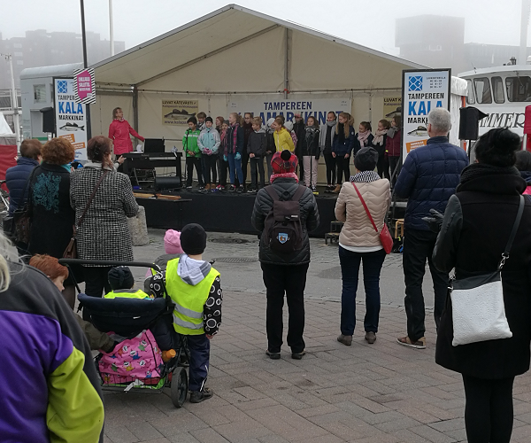 tampereen_kalamarkkinat_2017_-_avajaiset_-_kuorolaulua_-_tampereen_yliopiston_normaalikoulun_6_c-luokka tampereen_kalamarkkinat_2017_-_avajaiset_-_kuorolaulua_-_tampereen_yliopiston_normaalikoulun_6_c-luokka