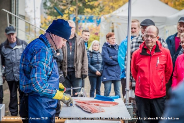 satamamarkkinat_-_joensuu_2018_samu_pelkonen_esitteli_oikeaoppista_kalan_kasittelya_www.karjalainen.fi_juha_inkinen satamamarkkinat_-_joensuu_2018_samu_pelkonen_esitteli_oikeaoppista_kalan_kasittelya_www.karjalainen.fi_juha_inkinen