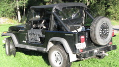 Jeep CJ 7  kesävaatteissa.