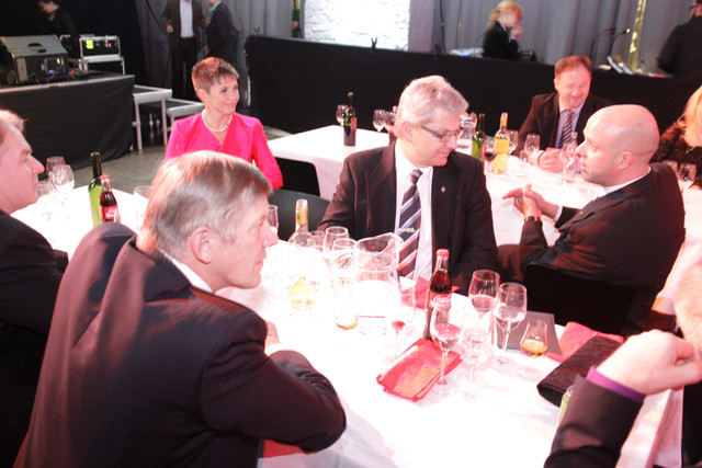 Bridgestonen Tuomas Virén (oik.) keskustelussa SKALn toimitusjohtaja Iiro Lehtosen ja puheenjohtaja Ahti Myllyksen kanssa, 