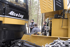 Eco Log -koneissa on huoltokohteet helposti esillä - taustalla koneiden ominaisuuksista kertoo asiakkaille Eco Login Jarkko Schroderus