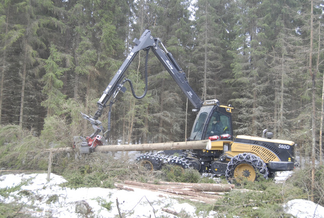 Eco Log 560D -harvesteri varustettuna Log Max 5000D -kouralla teki puuta tehokkaast