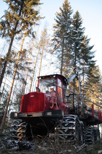 Uuden Komatsu 845 kuormatraktorin esittely Uumajassa 23.-24.1.2014 suomalaisille urakoitsijoille