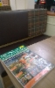 Metsäalan Ammattilehdet ovat suosittuja lukulehtiä huoltoasemilla ja taukopaikoilla - kuvan lehteä luetaan Shell Ylämyllyllä