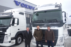 Volvo Finlandin myyntijohtaja Kimmo Ahonen, toimitusjohtaja Magnus Björklund ja jälkimarkkinajohtaja Tommy Lindholm oik. kertoivat Volvon positiivisista kuulumisista Turun Volvo Truck Centerissä 11.1.2016