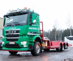 Puistometsäpalvelu Oldenburg Oy:n uusi Sisu Polar metsäkoneenkuljetusauto