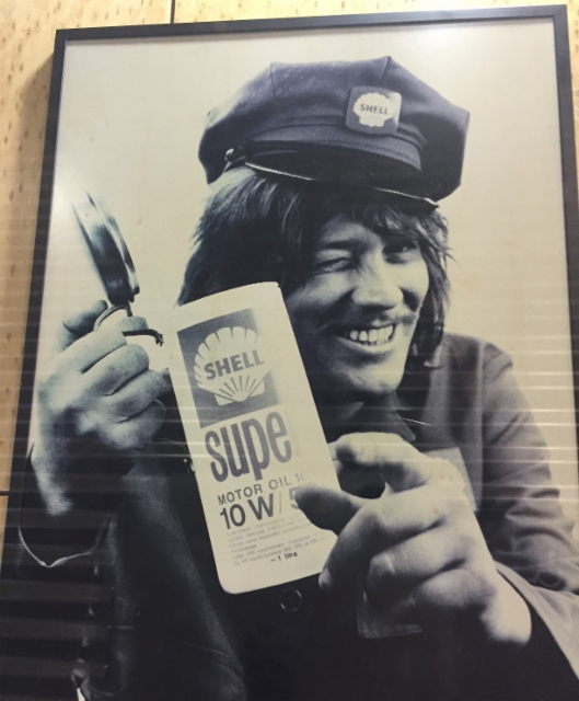 Irwin Goodman mainostaa öljyä Shell Etelä-Haagan seinällä