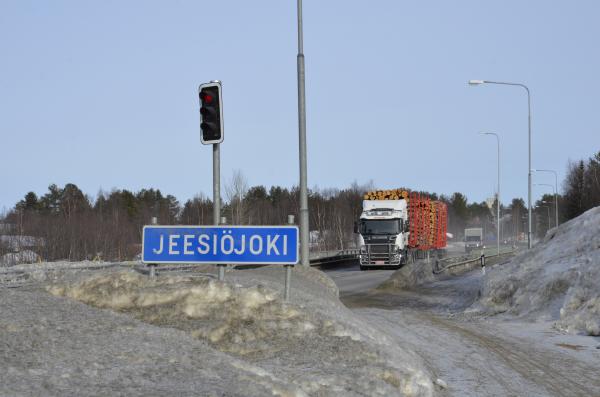 Jättirekan lähestyessä Jeesiöjoen siltaa Sodankylässä, kuljettaja Aki Suoraniemi painaa nappia autossa, jolloin sillalle asennetut liikennevalot heräävät henkiin. 
