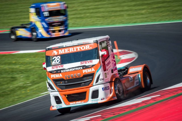 Iveco vauhdissa FIA EM Truck Racessa Red Bull Ringillä Itävallassa - ohjaksissa Markus Altenstrasser joka työskentelee hakkurivalmistaja Eschlböckin teknisenä johtajana