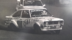 Alukarikan aerodynaamista ja toiseltapuolenlaukeavaa pankkomallia mainostettiin Ford BDA kisapirssissä Vaasan maaradalla 1987. Keulapiikissä 041 pirssillä on tässä Heikki Saarela.