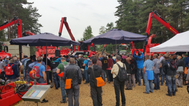 KWF 2016 metsämessuilla Saksassa bioenergia oli vahvasti esillä - hakkurivalmistaja Eschlböckin osastolle oli tungosta KWF 2016 metsämessuilla Saksassa bioenergia oli vahvasti esillä - hakkurivalmistaja Eschlböckin osastolle oli tungosta
