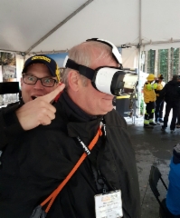 Demo 2016 messut Kanadassa - Ponssen Juho Nummela laittoi Wahlersin Ralf Dreekelle VR-lasit päähän ja päästi virtuaali Ponssen irti