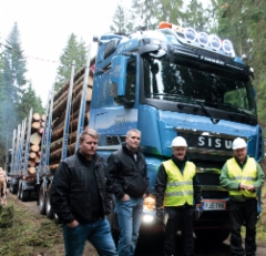 Mets&auml;kuljetus Kranni Oy luottaa puunajossa ja John Deere mets&auml;koneiden kuljetuksessa suomalaiseen Sisuun