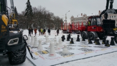 Vologdan messuilla Venäjällä ratkaistiin metsäkoneiden paremmuus sivistyneesti ja herrasmiestyylillä shakkia pelaamalla...