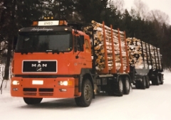 Ensimm&auml;inen MAN -puutavara-auto malliltaan F2000 tuli Kuljetusliike Pihlajakankaalle vuonna 1997. Siit&auml; l&auml;htien MAN on ollut koko ajan mukana kalustossa. 