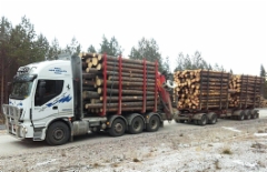 Kuljetus J & O-P Jokinen Ky Oulaisista otti loppuvuodesta 2017 ajoon uuden Iveco Stralis 560 hv trippelitelisen 8x4 puutavara-auton