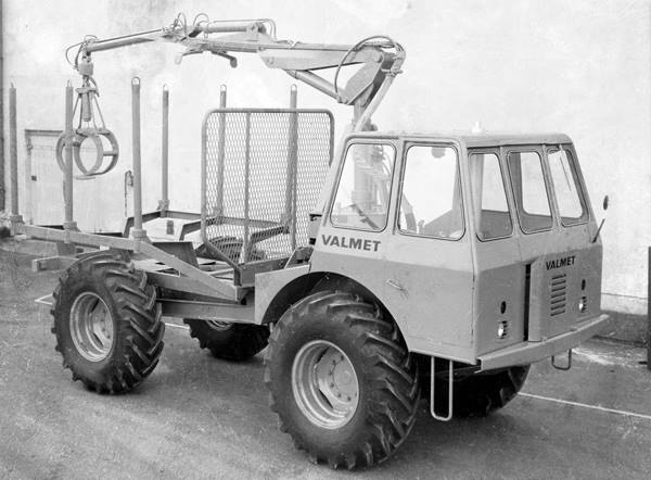 Vuonna 1965 Valmet esittelee ensimmäisen kuormatraktorinsa. Sille annetaan tyyppimerkintä Valmet Terra 865AK, jossa A kuvaa ensimmäistä sarjaa ja K tulee sanasta "kantava"