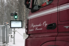Papinaho Oy:n Mercedes-Benz Arocs 8x4 vei puukuorman Uuraisilta Äänekoskelle Metsä Groupin tehtaalle