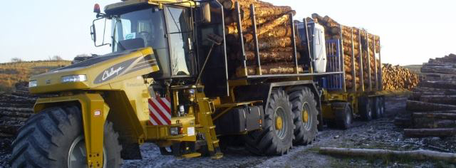 Skotlannissa Caledonian Forestry Service on tehnyt mielenkiintoisen ratkaisun puun kuljettamiseksi suurella kertavolyymilla myös pehmeiltä mailta. Ajokoneen leveä etupyörä tasaa maan niin että syviä ajouria ei synny. Ja ohjaamonosturilla kuormaus.