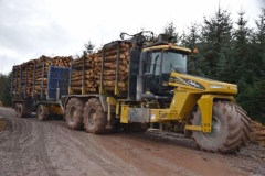 Skotlannissa Caledonian Forestry Service on tehnyt mielenkiintoisen ratkaisun puun kuljettamiseksi suurella kertavolyymilla myös pehmeiltä mailta. Ajokoneen leveä etupyörä tasaa maan niin että syviä ajouria ei synny. Ja ohjaamonosturilla kuormaus.