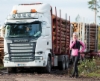Mestarin matkassa - nuori puutavara-autoilija Jonna Matikainen näyttää hienoa esimerkkiä tekemisellään 