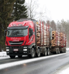 Kuljetusliike Pihlajakangas otti helmikuun lopulla 2019 ajoon uuden Iveco Stralis X-Way 8x4 puutavara-auton