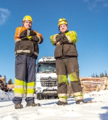 Kuljetus Raimo Laine Oy:n yrittäjä Jarmo Laine ja kuljettaja Sebastian Korkeela ajavat kahta vuoroa lumenvalkoisella tähtikeulalla.