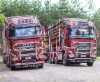 Br. Holmberg Transport Ab:n Sisu Polar Timber -puutavara-autot ovat näyttävä pari; uusin toukokuun lopulla ajoon otettu Sisu (oik.) on nimetty”Timber Limousineksi” ja muutaman vuoden hyvin palvellut auto ”Timber Expressiksi”