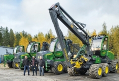 Syys-lokakuun vaihteessa John Deere Forestry luovutti Ähtärissä Jykylä & Pojat Oy:lle kerralla neljä uutta konetta: 2 x 1010G ja 1110G -kuormatraktorit sekä 1070G -harvesterin H412 -kouralla
