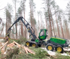 Forest Vihavainen Ky Mäntyharjulta urakoita puuta kuudella koneketjulla Stora Ensolle. Kuvassa 8-pyöräinen pitkäpuominen John Deere 1170G -harvesteri varustettuna H414 -kouralla ja IBC-kärkiohjauksella tekee puuta Heinolan puolella