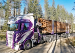 SK Trans Oy Kruunupyystä kuljettaa pylväitä ja pitkää puutavara Weckmanin rakentamilla yhdistelmällä Suomessa, Norjassa, Ruotsissa ja Tanskassa