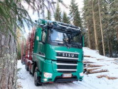 Korpikuljetus Oy otti alkuvuodesta 2020 ajoon uuden Sisu Polar Timber Hybrid puutavara-auton, mistä kaupat tehtiin Keski-Suomen alueen Sisu-myyjän Janne Vuorisen kanssa. 
