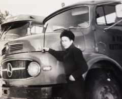 Kuttasen Paloilla pitkä historia Mercedes-Benz kuorma-autojen käyttäjänä. Kuvassa nuori mies Kauko Palo nojailee ylpeänä Tähtikeulan nokkaa 70-luvulla.