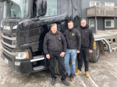 Viitanen Yhtiöt Oy:n Juhani (vas.), Timo ja Jarno Viitanen esittelivät onnistunutta Scania ritiläautoa.