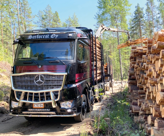 Serforest Oy otti kesäkuun lopulla 2020 ajoon uuden tummanpuhuvan Mercedes-Benz Arocs 3363 8x4 puutavara-auton. Kuvassa ollaan pinolla Heinolan kulmilla.