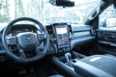 AMMATTILEHTI KOEAJAA: RAM 1500 TRX: Korkealuokkaisilla materiaaleilla kauttaaltaan verhoillussa ohjaamossa kelpaa matkustaa. L&auml;hes kaikkia auton lukuisia toimintoja ohjataan 12-tuumaisen n&auml;yt&ouml;n kautta.