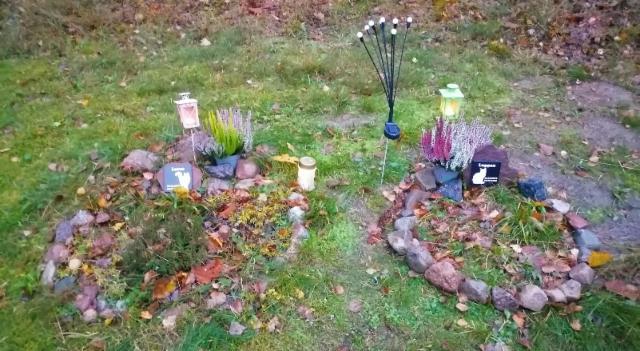 Leccu ja Loppan -haudat vierekkäin Leccu ja Loppan -haudat vierekkäin