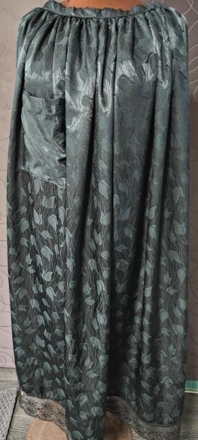 nro 1 essu satiini vihreä pituus 116 cm leveys 150 cm pitsi helmassa hinta 20 € vain tämä kappale