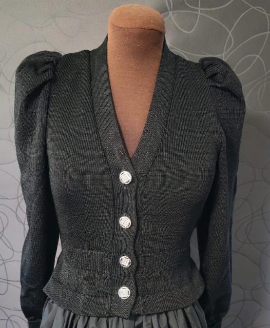 villatakki koko 30-50 musta ilman koristeita hinta 125 euroa