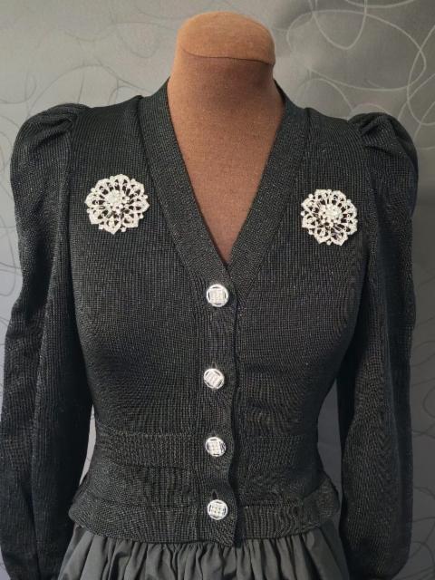 villatakki koko 30-50 musta kivikoristella hinta 135 euroa