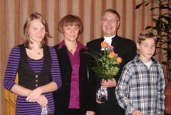 Suvi, Jaana, Ari ja Miika 2008 kappalaisen virkaan asettamisen juhlassa