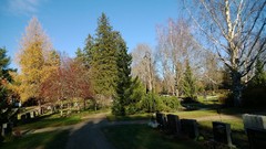 Aurinkoinen syysp&auml;iv&auml; Nurmij&auml;rven hautausmaalla