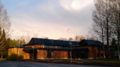 Kevään valoa Nurmijärven seurakuntakeskuksen seinissä