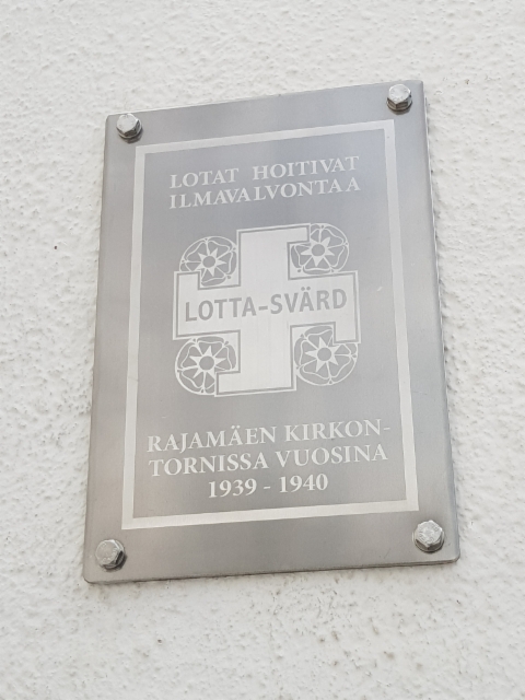 Ilmavalvontalottien muistolaatta Rajamäen kirkon seinässä (30.11.2019)